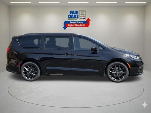 Diamond Black 2026 Chrysler Pacifica Select