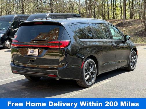 Diamond Black 2026 Chrysler Pacifica Select