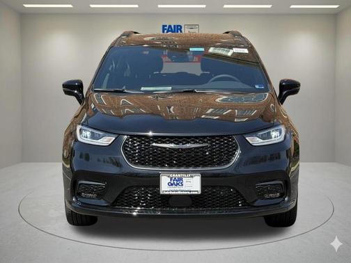 Diamond Black 2026 Chrysler Pacifica Select