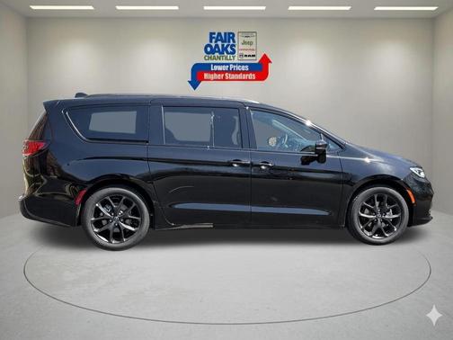 Diamond Black 2026 Chrysler Pacifica Select