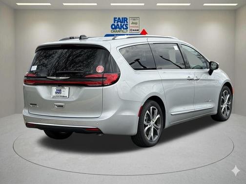 Silver Mist Clearcoat 2026 Chrysler Pacifica Pinnacle