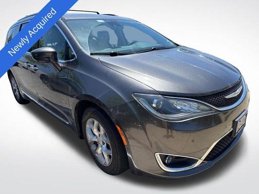 Granite Crystal Clearcoat Metallic 2017 Chrysler Pacifica Touring-L Plus