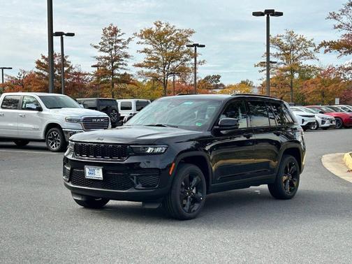 2025 Jeep Grand Cherokee Laredo