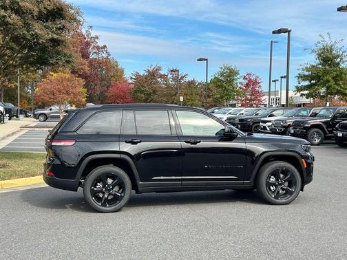 2025 Jeep Grand Cherokee Laredo