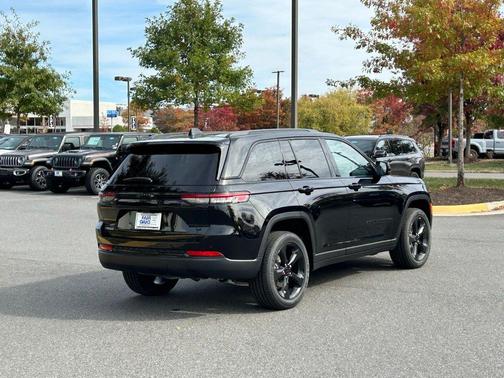 2025 Jeep Grand Cherokee Laredo