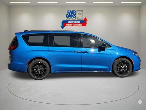 Hydro Blue Pearlcoat 2026 Chrysler Pacifica Limited