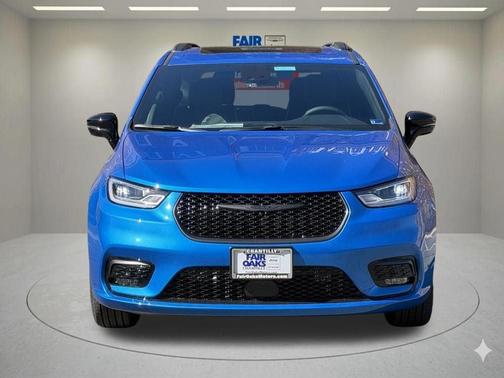 Hydro Blue Pearlcoat 2026 Chrysler Pacifica Limited