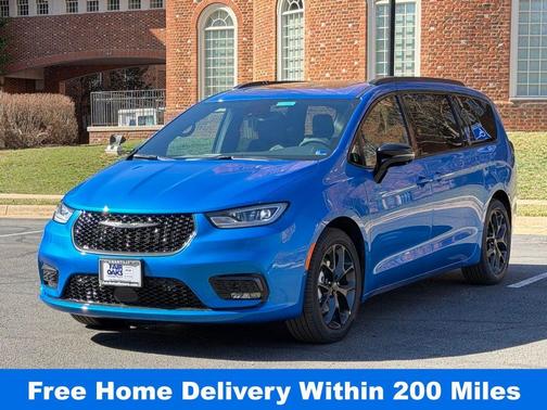 Hydro Blue Pearlcoat 2026 Chrysler Pacifica Limited