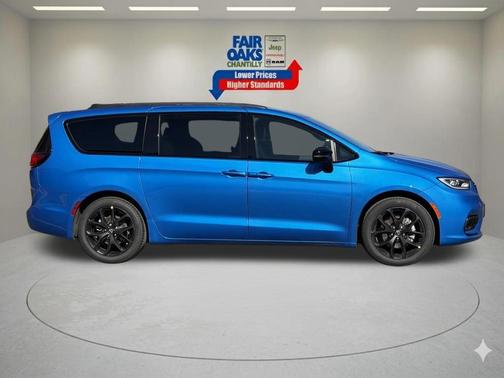 Hydro Blue Pearlcoat 2026 Chrysler Pacifica Limited