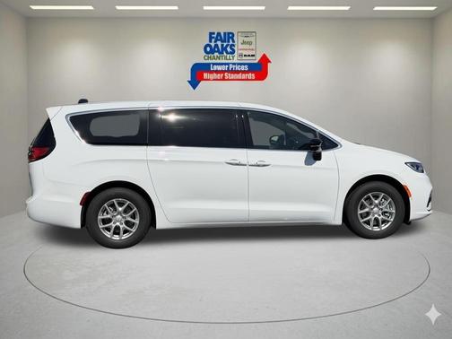 Bright White Clearcoat 2026 Chrysler Pacifica Select