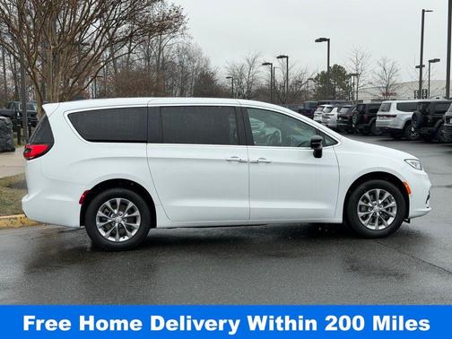 Bright White Clearcoat 2026 Chrysler Pacifica Select