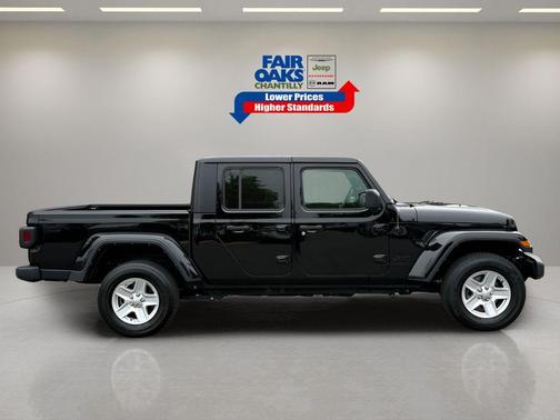 2022 Jeep Gladiator Sport