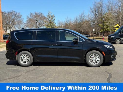 Diamond Black 2026 Chrysler Pacifica Select