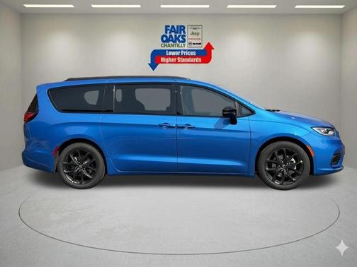 Hydro Blue Pearlcoat 2026 Chrysler Pacifica Limited