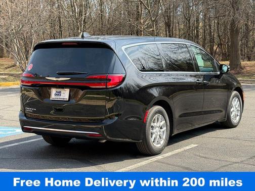 Diamond Black 2026 Chrysler Pacifica Select