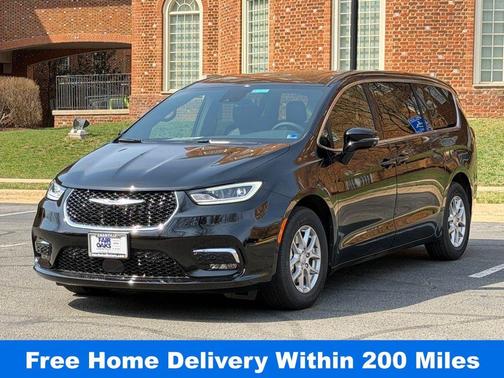 Diamond Black 2026 Chrysler Pacifica Select