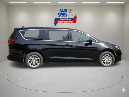 Diamond Black 2026 Chrysler Pacifica Select