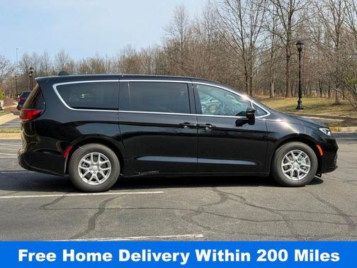 Diamond Black 2026 Chrysler Pacifica Select