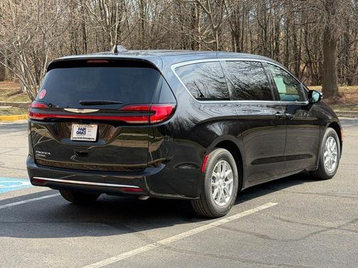 Diamond Black 2026 Chrysler Pacifica Select