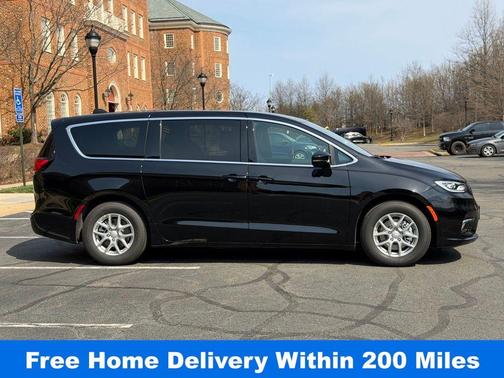 Diamond Black 2026 Chrysler Pacifica Select