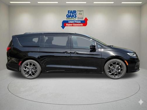 Diamond Black 2026 Chrysler Pacifica Limited