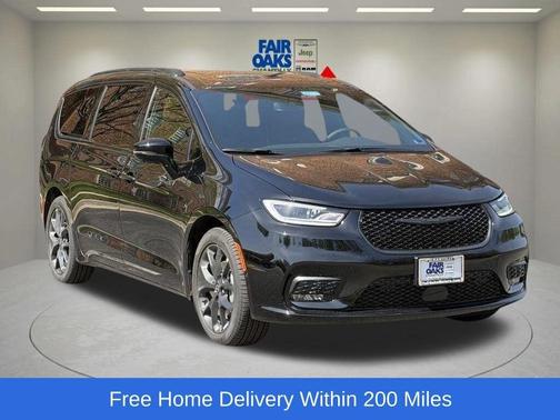 Diamond Black 2026 Chrysler Pacifica Limited