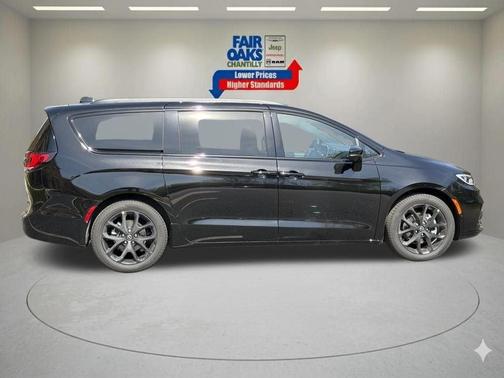 Diamond Black 2026 Chrysler Pacifica Limited