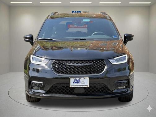 Diamond Black 2026 Chrysler Pacifica Limited