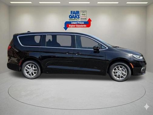 Diamond Black 2026 Chrysler Pacifica Select