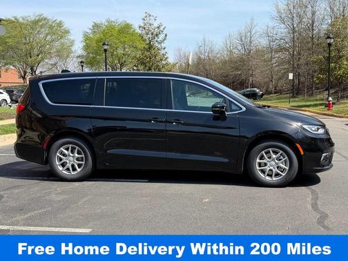 Diamond Black 2026 Chrysler Pacifica Select