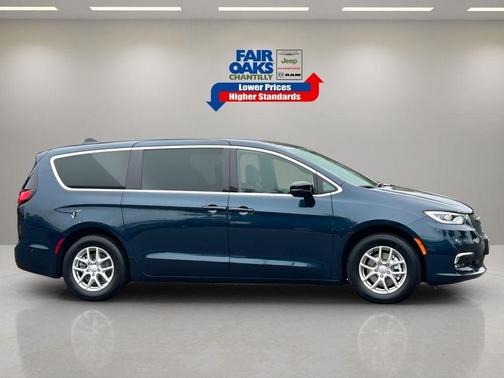 2025 Chrysler Pacifica Select