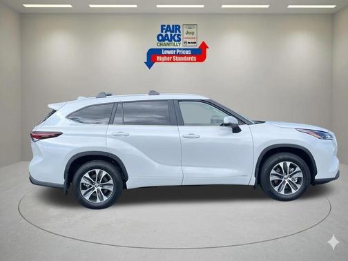 Pearl 2025 Toyota Highlander Hybrid XLE