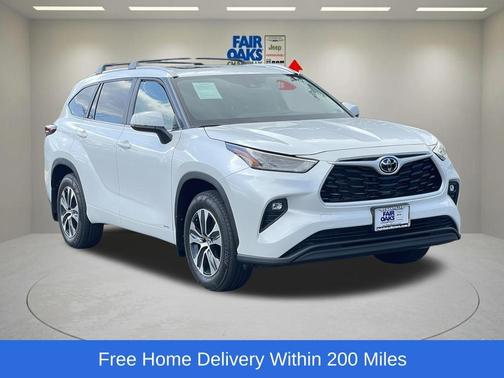 Pearl 2025 Toyota Highlander Hybrid XLE