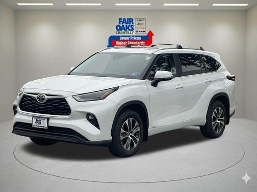 Pearl 2025 Toyota Highlander Hybrid XLE