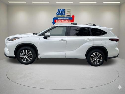Pearl 2025 Toyota Highlander Hybrid XLE