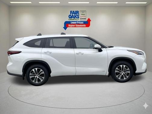 Pearl 2025 Toyota Highlander Hybrid XLE