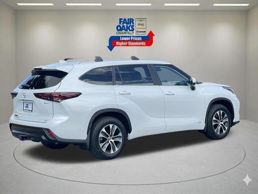 Pearl 2025 Toyota Highlander Hybrid XLE