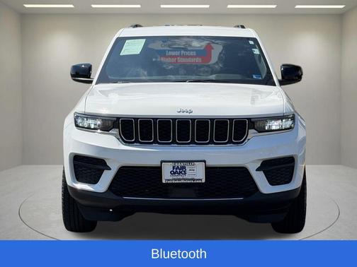 Bright White Clearcoat 2024 Jeep Grand Cherokee Laredo