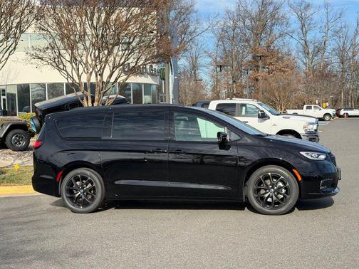 2026 Chrysler Pacifica Select