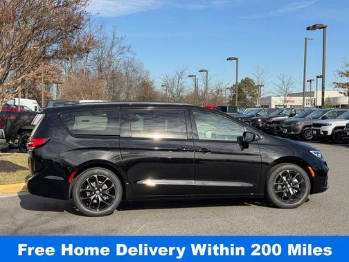 Diamond Black 2026 Chrysler Pacifica Select