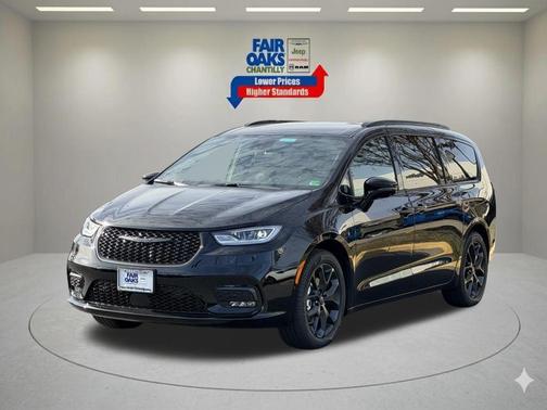 Diamond Black 2026 Chrysler Pacifica Select