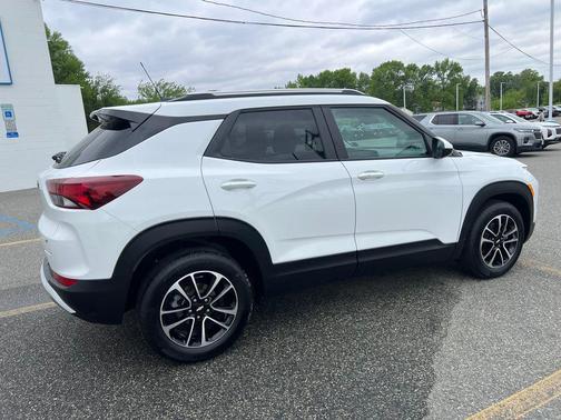 Summit White 2025 Chevrolet Trailblazer LT