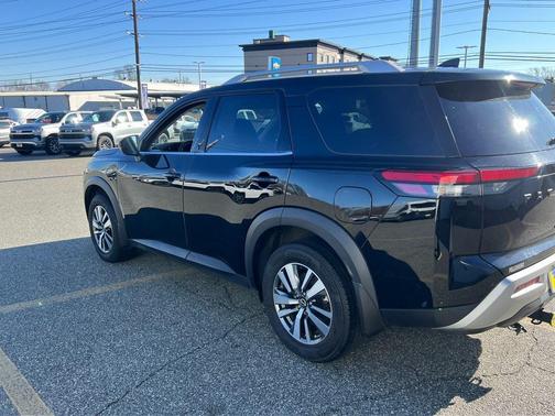 2024 Nissan Pathfinder SL 4WD