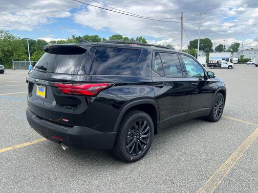 Mosaic Black Metallic 2023 Chevrolet Traverse RS