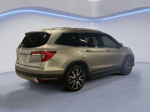 Silver Metallic 2022 Honda Pilot Touring 8-Passenger