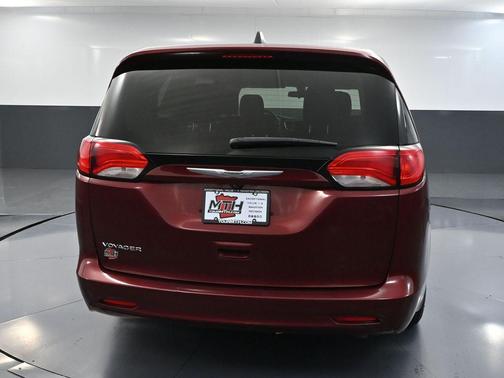 2021 Chrysler Voyager LX