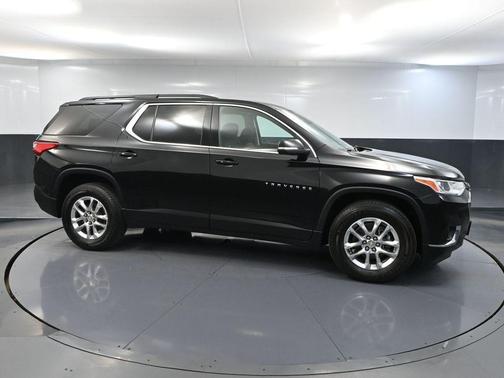 Mosaic Black Metallic 2021 Chevrolet Traverse LT Cloth