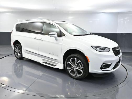 2022 Chrysler Pacifica L