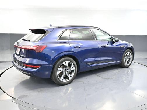 2022 Audi e-tron Premium Plus