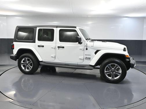 Bright White Clearcoat 2019 Jeep Wrangler Unlimited Sahara